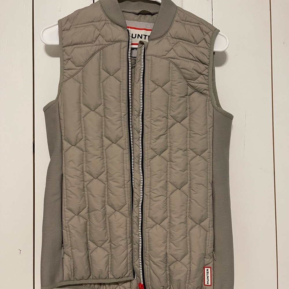 Hunter Quilted Vest — Light Taupe with Red Accent